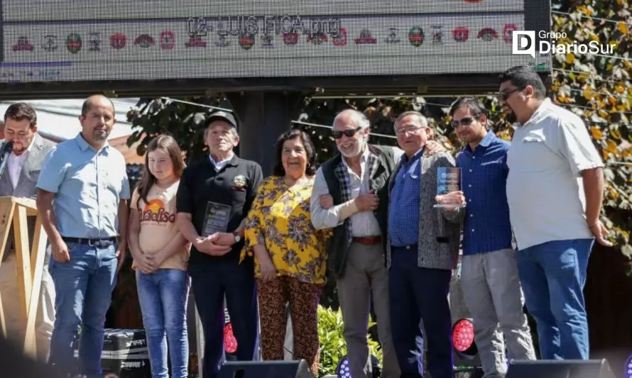 Realizan homenaje a cecineros de Paillaco con el récord de la longaniza más larga del mundo 